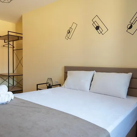 By The River 1 公寓